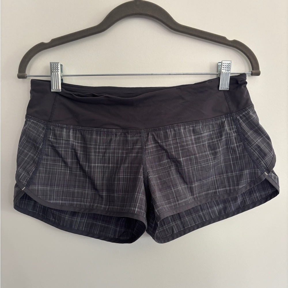 Vintage Size 6 Subtle grey/purple plaid Lululemon shorts with liner and vents 💜🩶